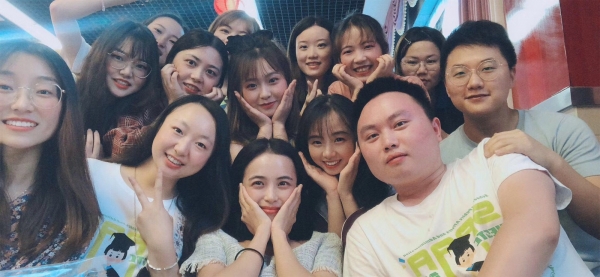 和老师合影 (2).jpg a55ac1aea7dfe37e31c1668189b51410.jpg