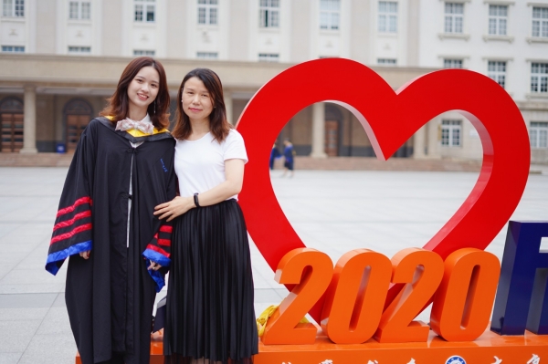和老师合影.jpg c8658a6c8ae9c5d6babc90ca3b50ef92.jpg