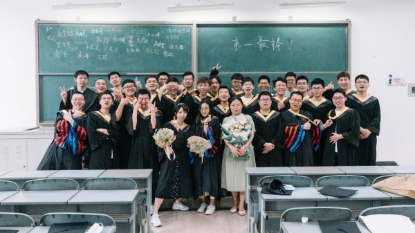 和老师合影3 (2).jpg dc2631ef5d095f3e2a350966401fc690.jpg