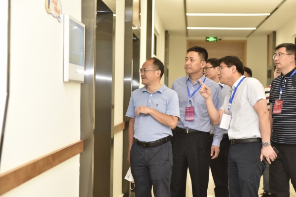 校长视察 (1).jpg 校长视察 (1).jpg